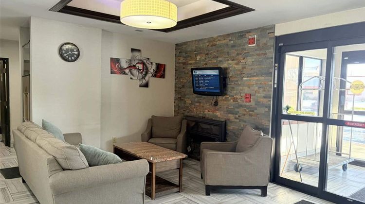 AmericInn by Wyndham Holland Lobby