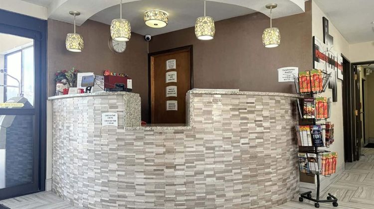 AmericInn by Wyndham Holland Lobby