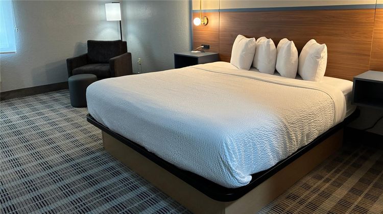 AmericInn by Wyndham Holland Room