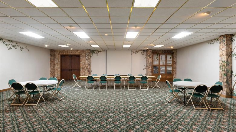 <b>Red Lion Inn & Suites Lemoore Meeting</b>. Images powered by <a href="https://iceportal.shijigroup.com/" title="IcePortal" target="_blank">IcePortal</a>.