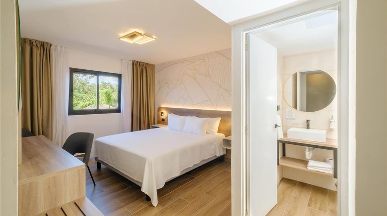<b>Coral Costa Caribe Resort, Spa, Casino Suite</b>. Images powered by <a href="https://iceportal.shijigroup.com/" title="IcePortal" target="_blank">IcePortal</a>.