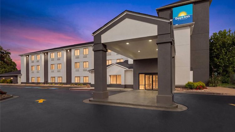 Days Inn by Wyndham McDonough Hotel Exterior