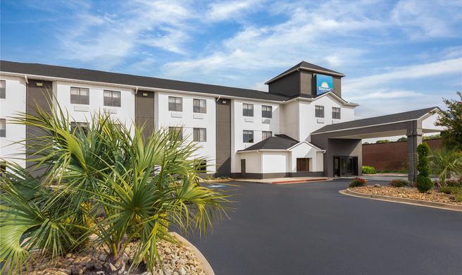 Days Inn by Wyndham McDonough Hotel Exterior