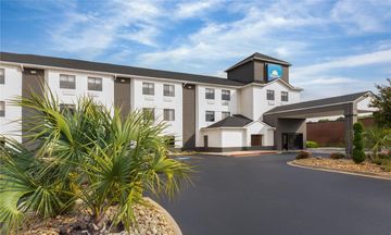 Days Inn by Wyndham McDonough Hotel