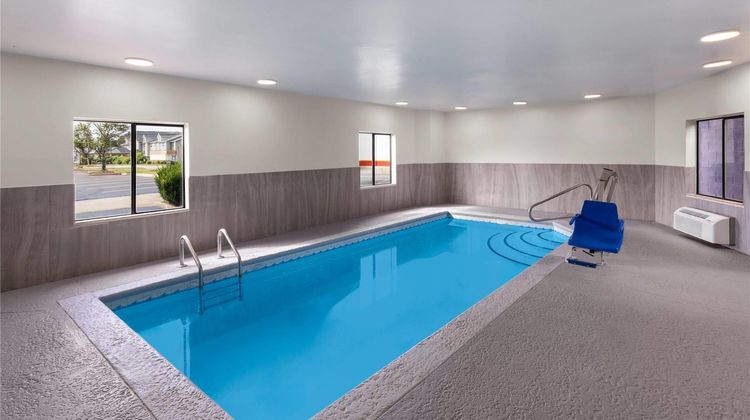 Days Inn by Wyndham McDonough Hotel Pool