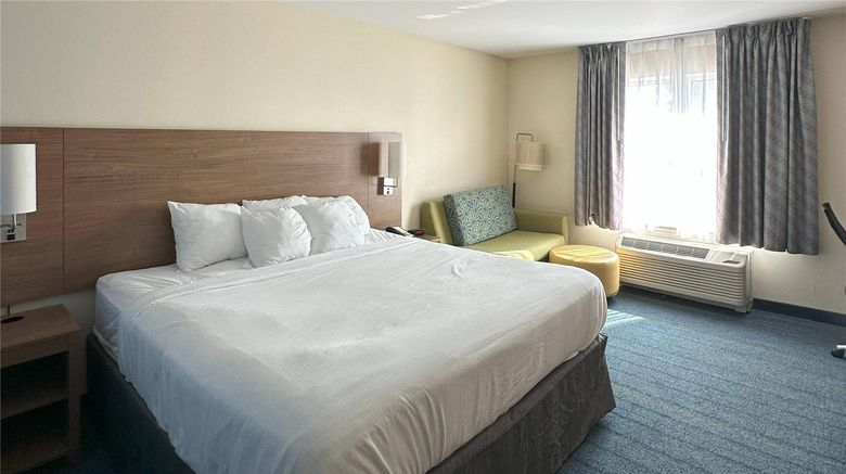 <b>Sleep Inn & Suites Altoona North Room</b>. Images powered by <a href="https://iceportal.shijigroup.com/" title="IcePortal" target="_blank">IcePortal</a>.