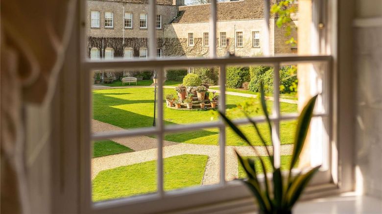 <b>Lucknam Park Hotel and Spa Suite</b>. Images powered by <a href="https://iceportal.shijigroup.com/" title="IcePortal" target="_blank">IcePortal</a>.