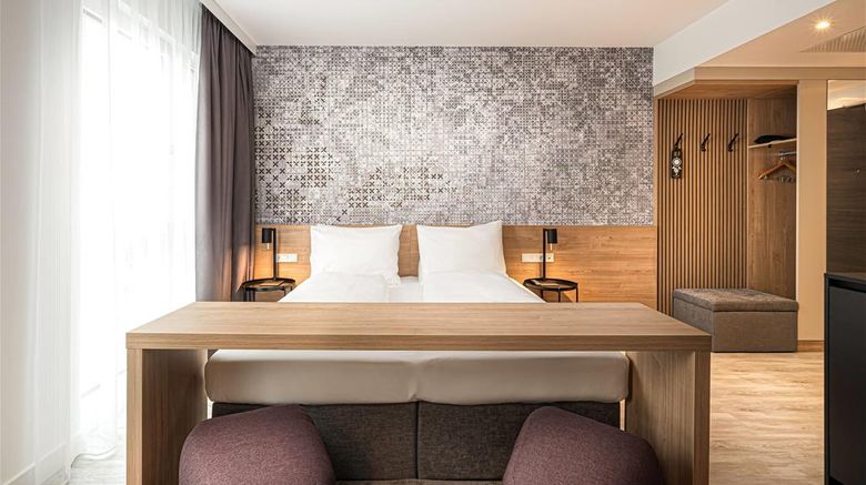 <b>elaya Hotel Augsburg Suite</b>. Images powered by <a href="https://iceportal.shijigroup.com/" title="IcePortal" target="_blank">IcePortal</a>.