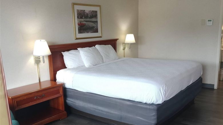 <b>Clarion Inn Southern Pines Pinehurst Room</b>. Images powered by <a href="https://iceportal.shijigroup.com/" title="IcePortal" target="_blank">IcePortal</a>.