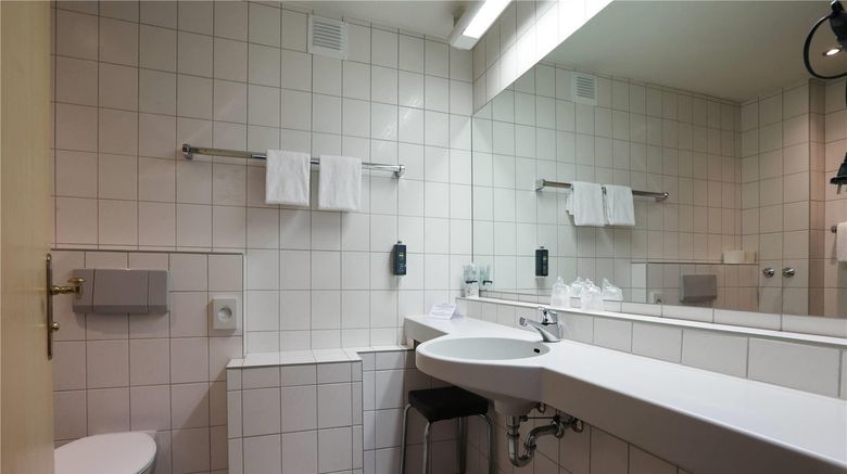 <b>ANA Panorama Room</b>. Images powered by <a href="https://iceportal.shijigroup.com/" title="IcePortal" target="_blank">IcePortal</a>.