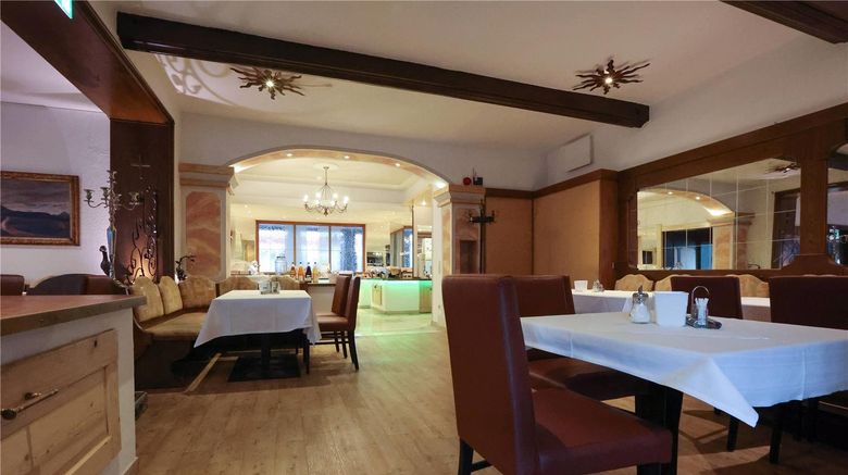 <b>ANA Panorama Restaurant</b>. Images powered by <a href="https://iceportal.shijigroup.com/" title="IcePortal" target="_blank">IcePortal</a>.