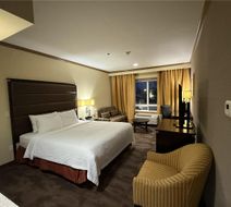 Best Western Plus Rose City Suites Room
