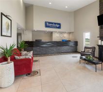 Travelodge by Wyndham Valleyview Lobby