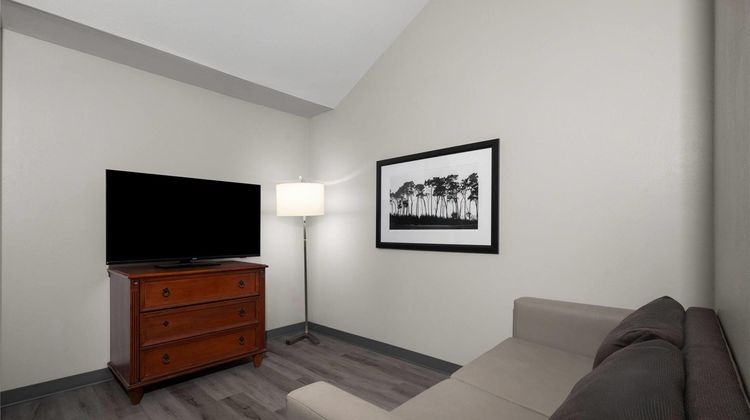 Baymont Inn & Suites Atlanta I-75 South Suite