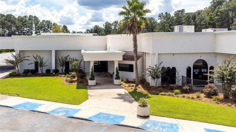 Cottonwood Suites Savannah Hotel Exterior. Images powered by <a href="https://iceportal.shijigroup.com" target="_blank" rel="noopener">Ice Portal</a>.