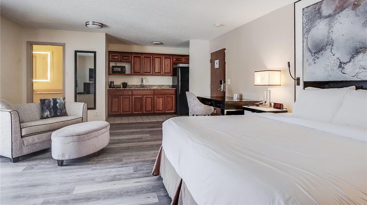 Cottonwood Suites Savannah Hotel Room