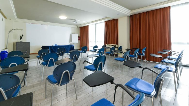 <b>Hotel Garda Meeting</b>. Images powered by <a href="https://iceportal.shijigroup.com/" title="IcePortal" target="_blank">IcePortal</a>.