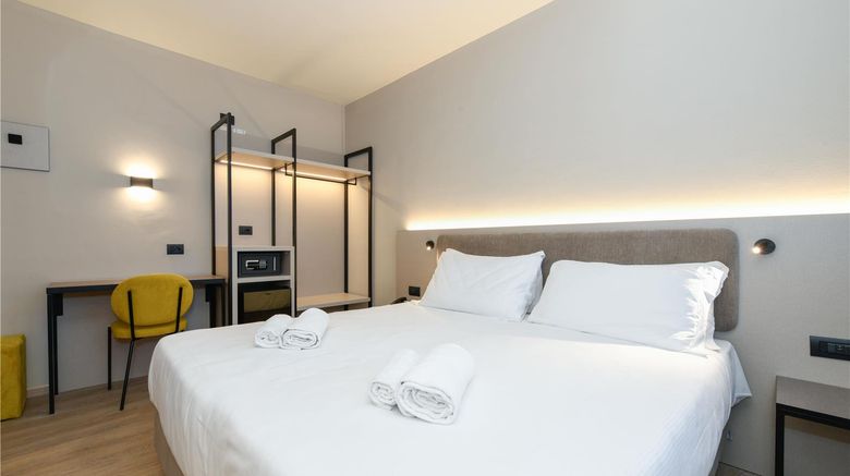 <b>Hotel Garda Room</b>. Images powered by <a href="https://iceportal.shijigroup.com/" title="IcePortal" target="_blank">IcePortal</a>.