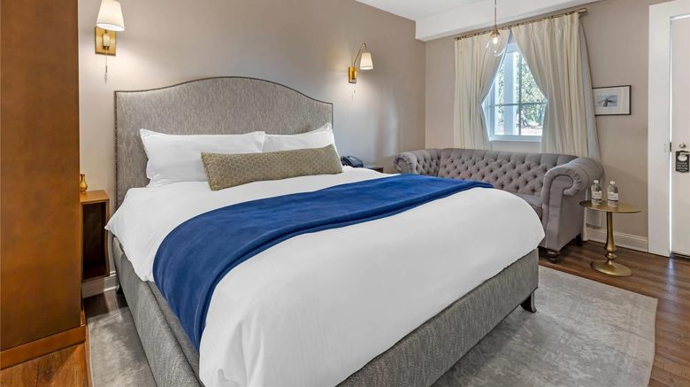 <b>The Colonial Inn, an Ascend Collection Room</b>. Images powered by <a href="https://iceportal.shijigroup.com/" title="IcePortal" target="_blank">IcePortal</a>.