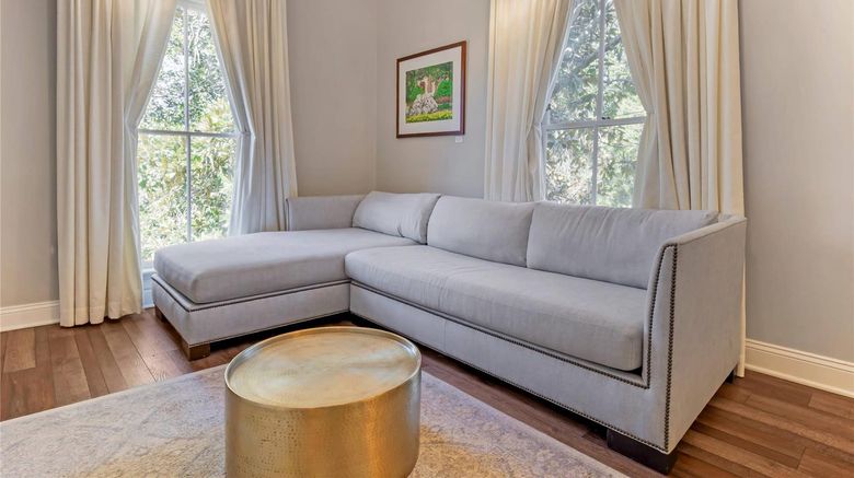 <b>The Colonial Inn, an Ascend Collection Suite</b>. Images powered by <a href="https://iceportal.shijigroup.com/" title="IcePortal" target="_blank">IcePortal</a>.