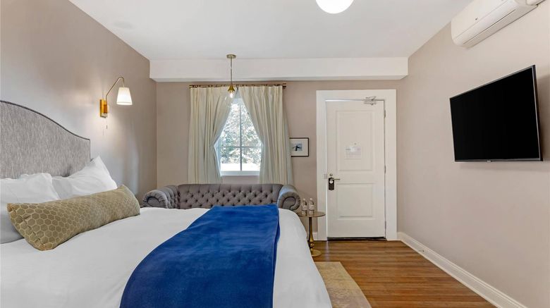 <b>The Colonial Inn, an Ascend Collection Room</b>. Images powered by <a href="https://iceportal.shijigroup.com/" title="IcePortal" target="_blank">IcePortal</a>.
