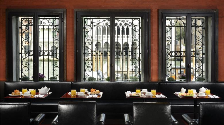 <b>Hotel L'Orologio Restaurant</b>. Images powered by <a href="https://iceportal.shijigroup.com/" title="IcePortal" target="_blank">IcePortal</a>.