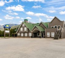 Days Inn by Wyndham Valemount Exterior
