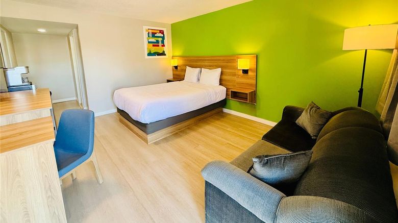 <b>Quesnel Inn Room</b>. Images powered by <a href="https://iceportal.shijigroup.com/" title="IcePortal" target="_blank">IcePortal</a>.
