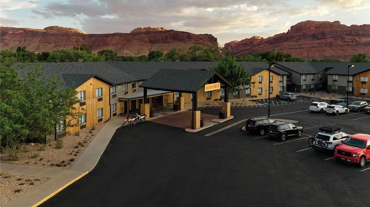 Slackline Moab, Outset Collection by Hil Exterior