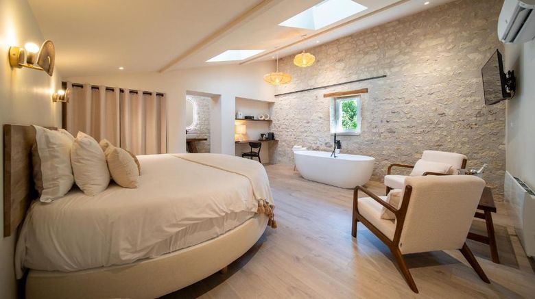 <b>Rive Sud Hotel Room</b>. Images powered by <a href="https://iceportal.shijigroup.com/" title="IcePortal" target="_blank">IcePortal</a>.