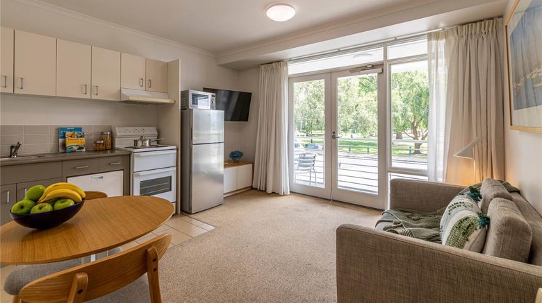 <b>MainStay Suites Williamstown Room</b>. Images powered by <a href="https://iceportal.shijigroup.com/" title="IcePortal" target="_blank">IcePortal</a>.
