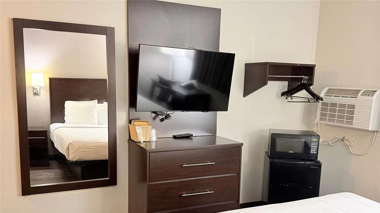 <b>Baymont by Wyndham Findlay Room</b>. Images powered by <a href="https://iceportal.shijigroup.com/" title="IcePortal" target="_blank">IcePortal</a>.