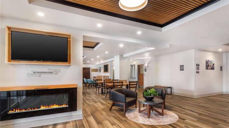 Best Western Plus 1000 Islands Hotel Lobby