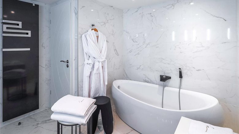 <b>CHATEAU DE MARAVAL Suite</b>. Images powered by <a href="https://iceportal.shijigroup.com/" title="IcePortal" target="_blank">IcePortal</a>.