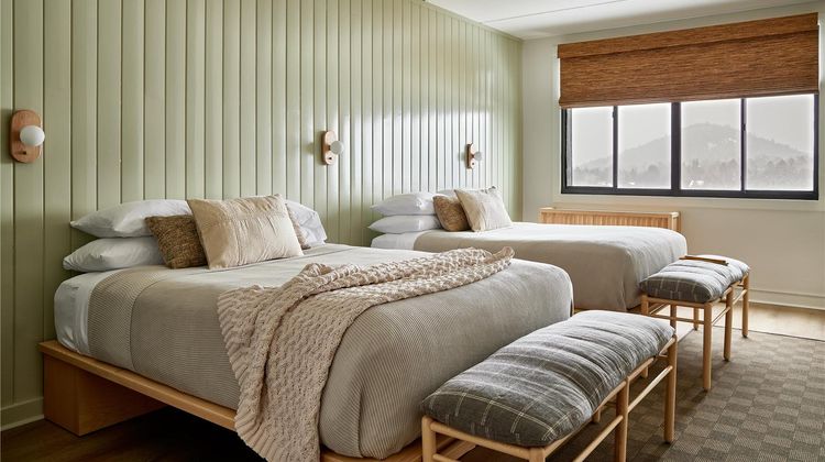 Laurel Lake Placid Room