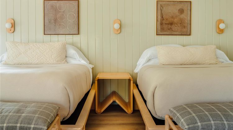 Laurel Lake Placid Room