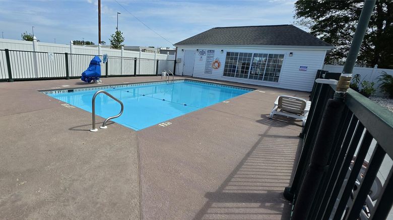 <b>Jameson Inn Douglas Pool</b>. Images powered by <a href="https://iceportal.shijigroup.com/" title="IcePortal" target="_blank">IcePortal</a>.