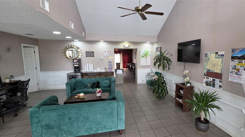 <b>Jameson Inn Douglas Lobby</b>. Images powered by <a href="https://iceportal.shijigroup.com/" title="IcePortal" target="_blank">IcePortal</a>.