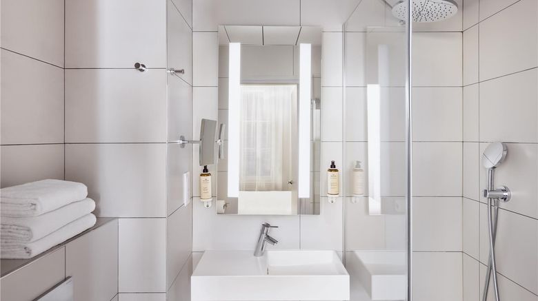 <b>East Side House Paris Room</b>. Images powered by <a href="https://iceportal.shijigroup.com/" title="IcePortal" target="_blank">IcePortal</a>.