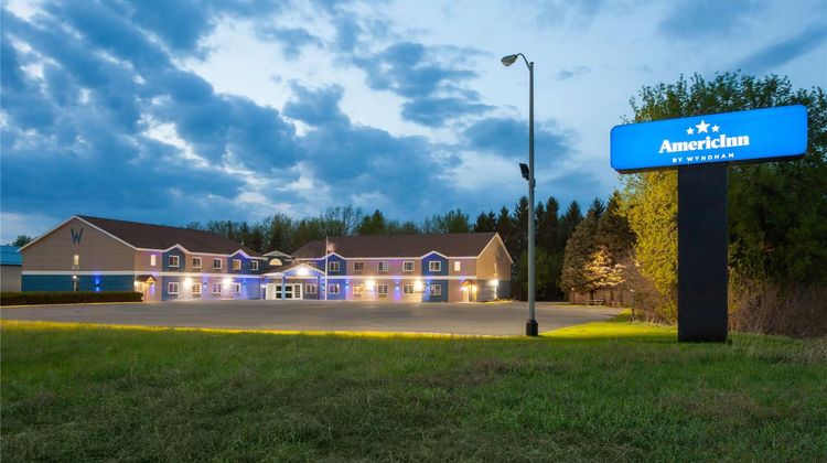 AmericInn by Wyndham Lake Mills Exterior
