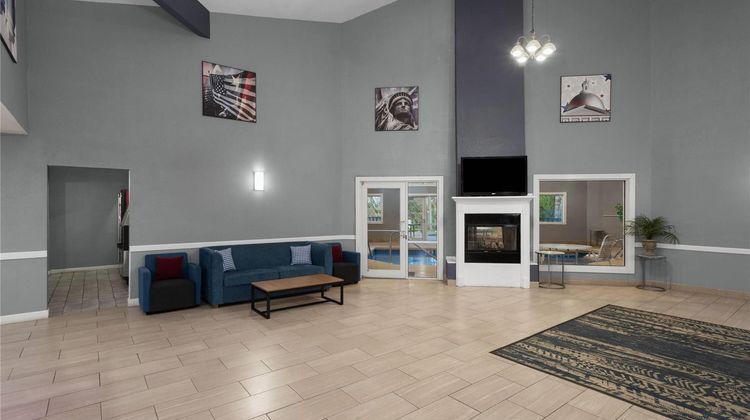 AmericInn by Wyndham Lake Mills Lobby