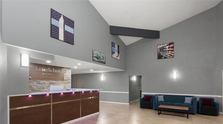 AmericInn by Wyndham Lake Mills Lobby