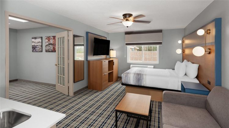AmericInn by Wyndham Lake Mills Suite