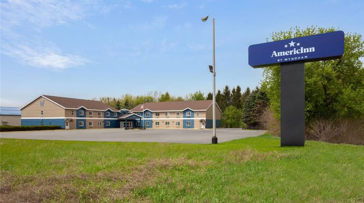 AmericInn by Wyndham Lake Mills Exterior