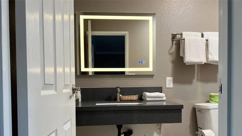 <b>Lamp Liter Inn Room</b>. Images powered by <a href="https://iceportal.shijigroup.com/" title="IcePortal" target="_blank">IcePortal</a>.