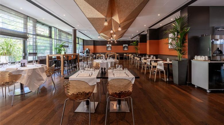 <b>DoubleTree by Hilton Paris Boulogne Restaurant</b>. Images powered by <a href="https://iceportal.shijigroup.com/" title="IcePortal" target="_blank">IcePortal</a>.