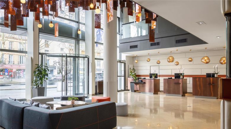 <b>DoubleTree by Hilton Paris Boulogne Lobby</b>. Images powered by <a href="https://iceportal.shijigroup.com/" title="IcePortal" target="_blank">IcePortal</a>.