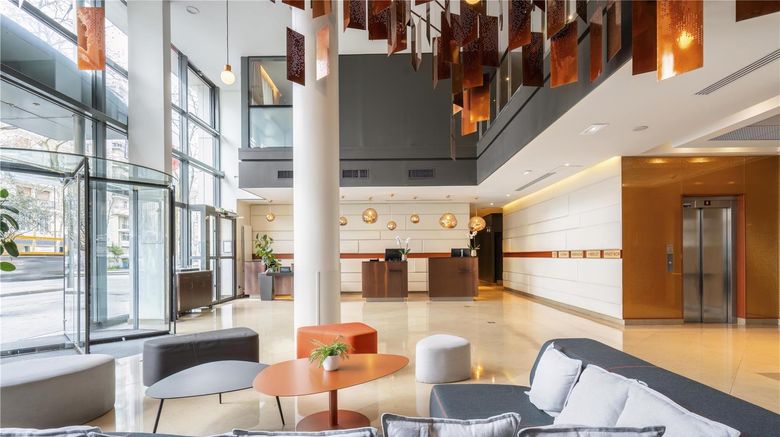 <b>DoubleTree by Hilton Paris Boulogne Lobby</b>. Images powered by <a href="https://iceportal.shijigroup.com/" title="IcePortal" target="_blank">IcePortal</a>.