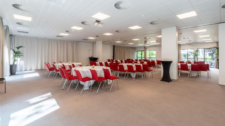 <b>DoubleTree by Hilton Paris Boulogne Meeting</b>. Images powered by <a href="https://iceportal.shijigroup.com/" title="IcePortal" target="_blank">IcePortal</a>.