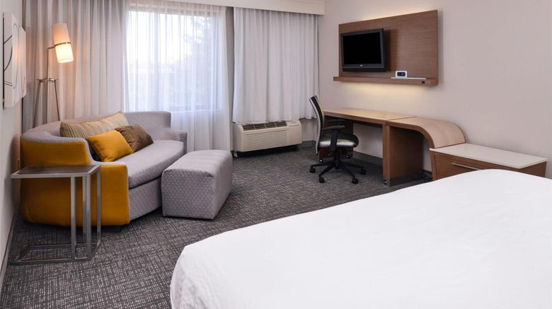 <b>Country Inn & Suites Brown Deer Suite</b>. Images powered by <a href="https://iceportal.shijigroup.com/" title="IcePortal" target="_blank">IcePortal</a>.